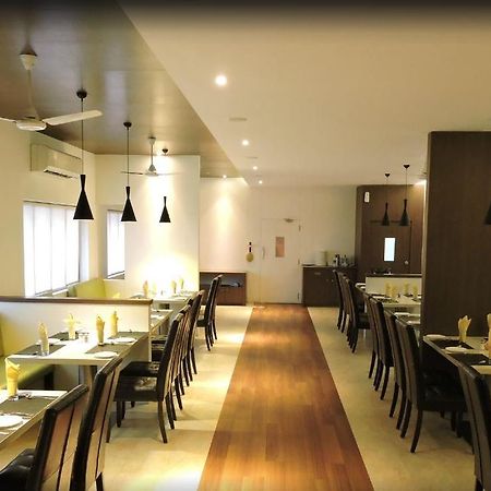 Gayathri Hotels Tiruppur Buitenkant foto