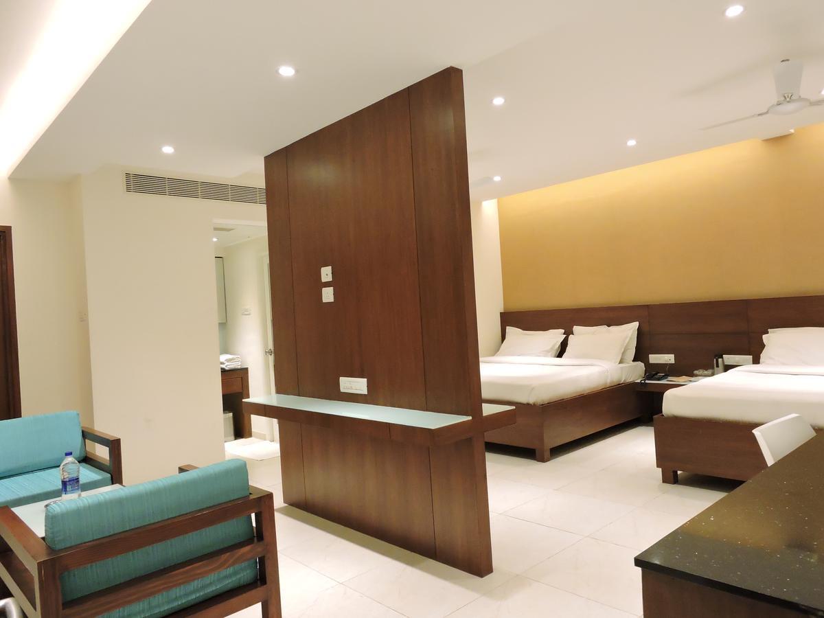 Gayathri Hotels Tiruppur Buitenkant foto