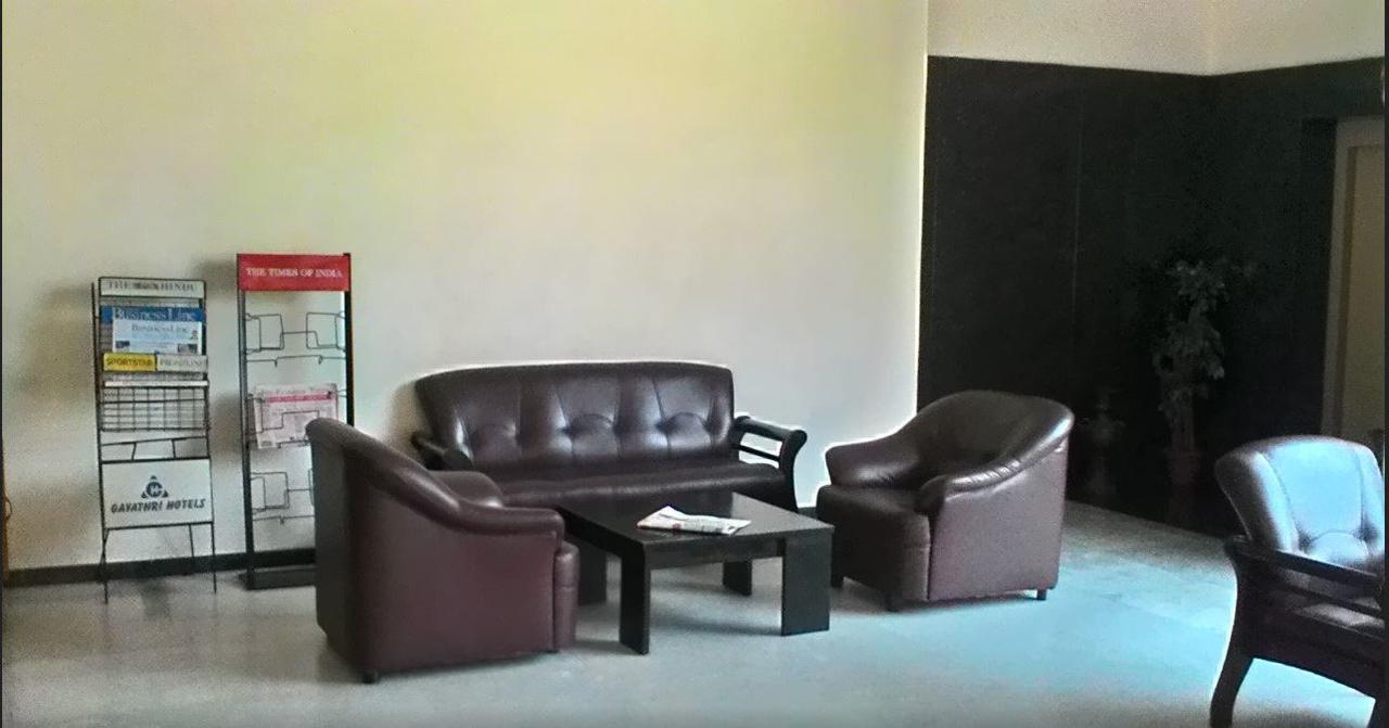 Gayathri Hotels Tiruppur Buitenkant foto