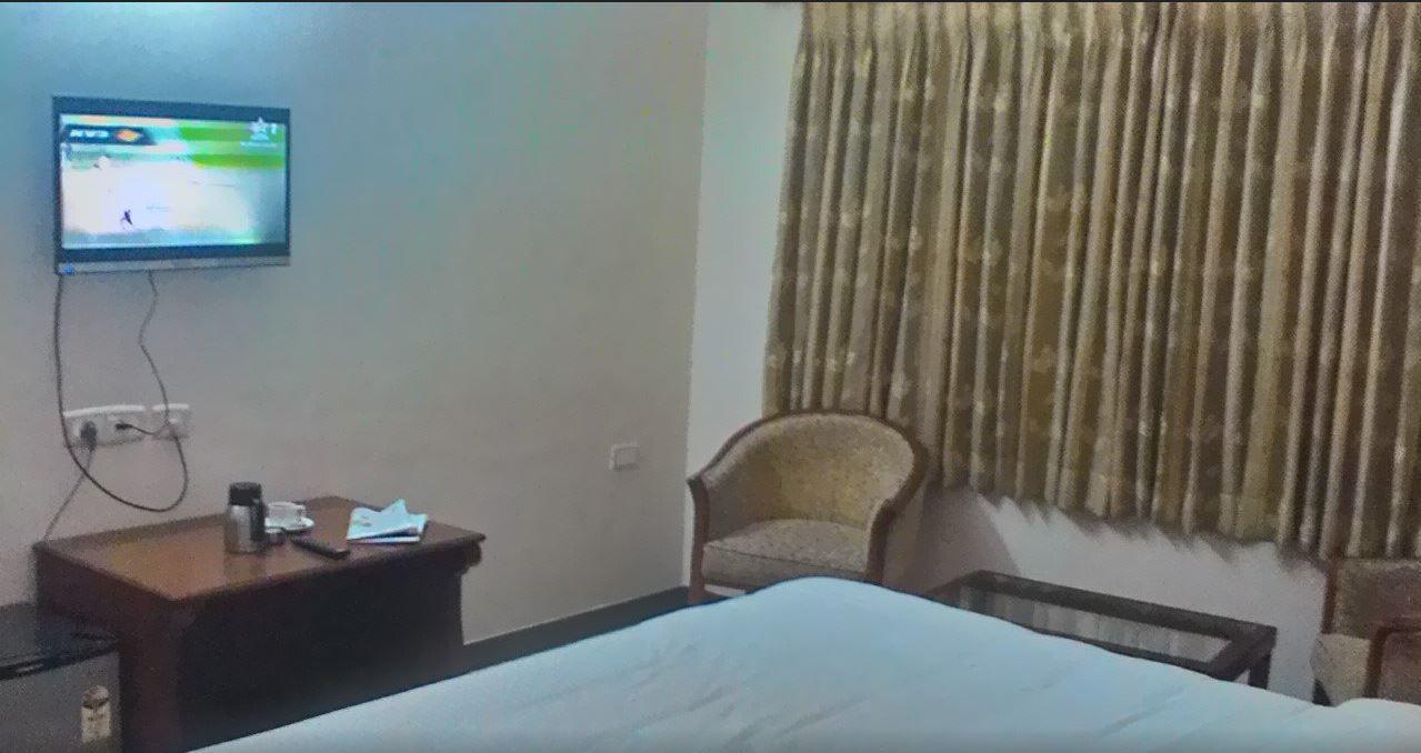 Gayathri Hotels Tiruppur Buitenkant foto