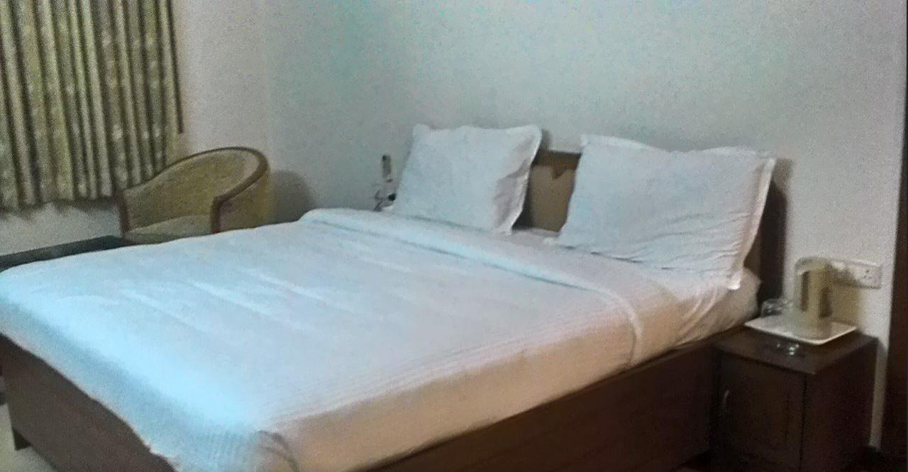 Gayathri Hotels Tiruppur Buitenkant foto